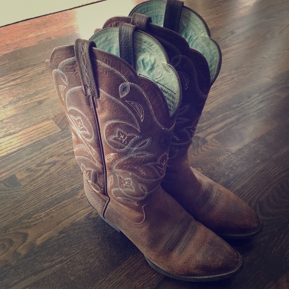 Women’s Ariat brown cowgirl boots